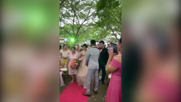 لحظة محرجة لعروسين من الفلبين بسبب رجل تحت فستان الزفاف !