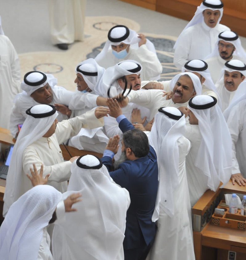 اشتباكات بالأيدي في مجلس الأمة الكويتي أثناء مناقشة الميزانيات