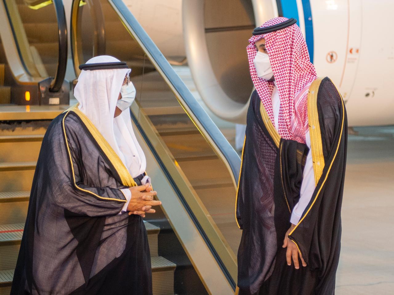 محمد بن سلمان يستقبل ولي عهد الكويت لدى وصوله الرياض