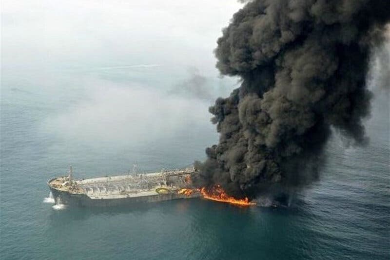 مياه الخليج تبتلع سفينة إيران الحربية بعد الحريق الغامض