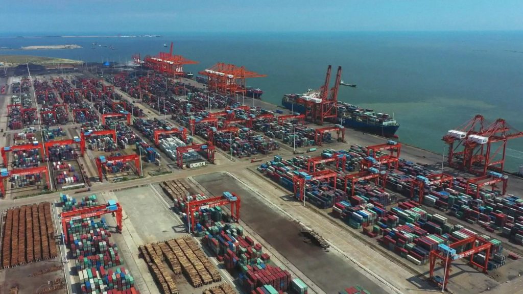 ميناء صيني يضع التجارة العالمية في اختبار صعب 
