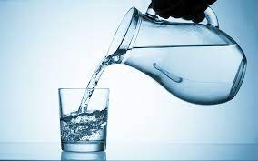 حقيقة الإصابة بالتسمم المائي حال شرب لترين ماء قبل الفجر