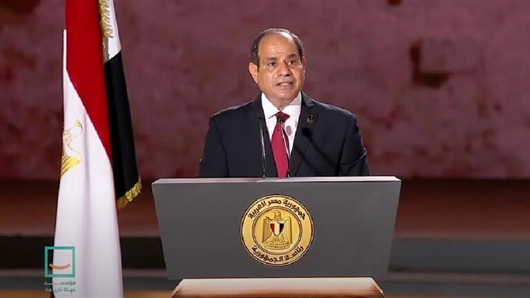 السيسي يمازح ويطمئن المصريين ويوجه إليهم نصيحة: بلاش هري