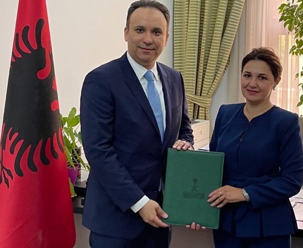 حفظي يُقدم أوراق اعتماده سفيرًا فوق العادة في ألبانيا