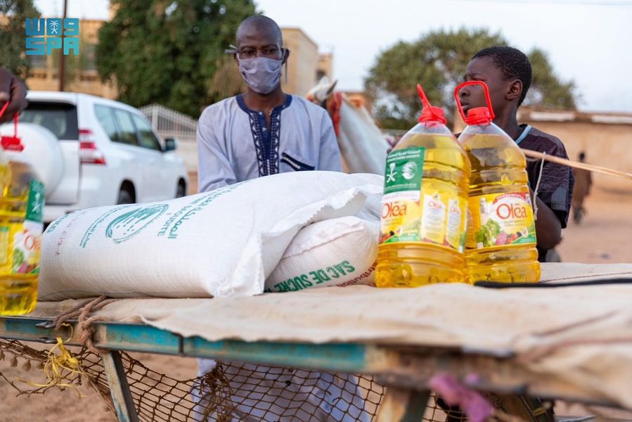 إغاثي الملك سلمان يوزع 350 طنًّا من السلال الغذائية  في السنغال