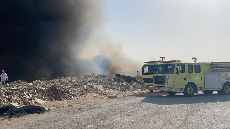 حريق في حشائش وتصاعد الأدخنة بأحد الأودية بالرياض