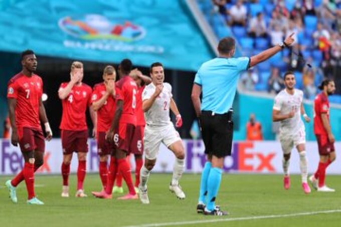 صحيفة تنتقد حكم مباراة سويسرا ضد إسبانيا
