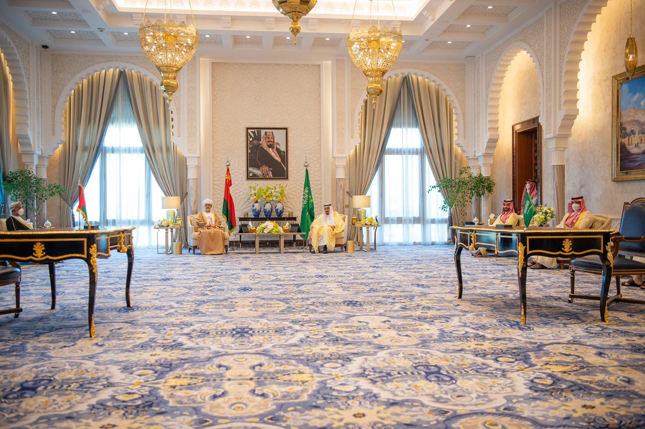 الملك سلمان وسلطان عمان يشهدان توقيع مذكرة تفاهم لـ تأسيس مجلس التنسيق السعودي العُماني
