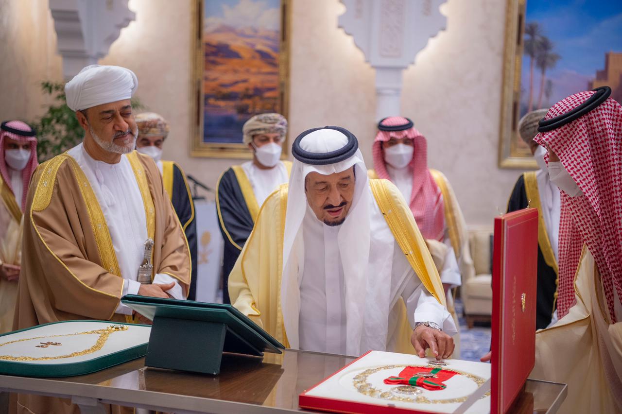 وسام عُماني رفيع لـ الملك سلمان وقلادة الملك عبدالعزيز لسلطان عمان