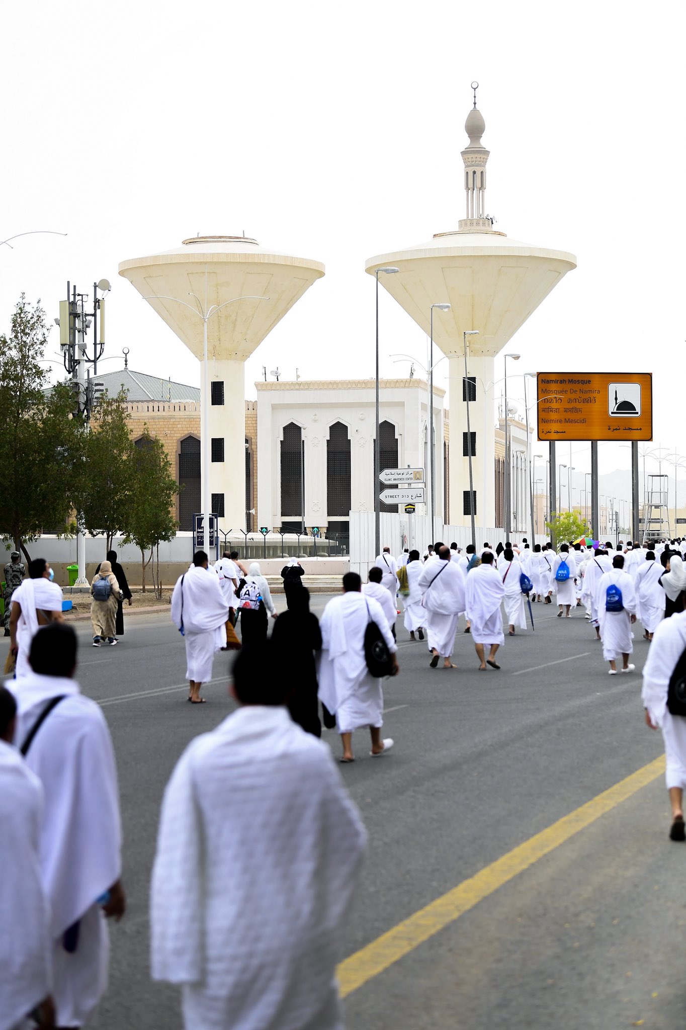 وصول حجاج بيت الله الحرام إلى مسجد نمرة