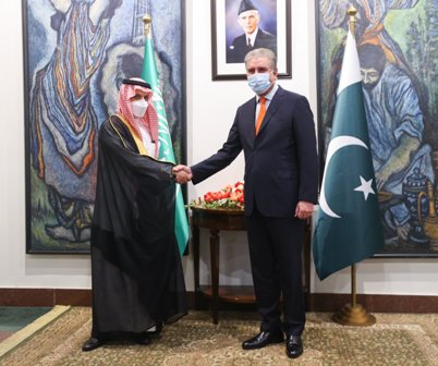 وزير الخارجية يبحث توسيع وتكثيف آفاق التعاون مع نظيره الباكستاني