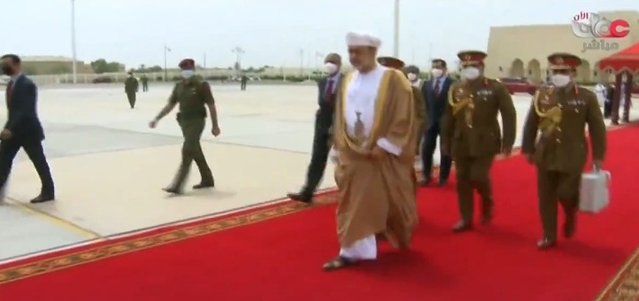 السلطان هيثم يغادر سلطنة عُمان في طريقه إلى المملكة