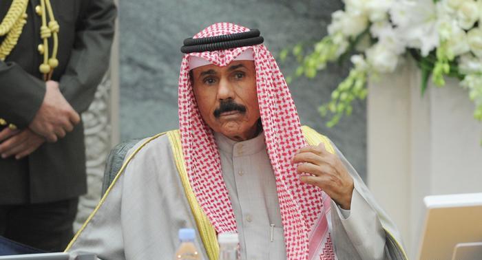 أمير الكويت يعفي وزير شؤون الديوان الأميري من منصبه