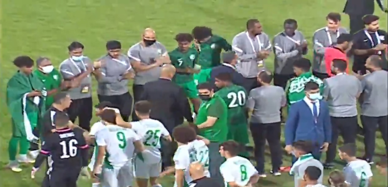 لاعبو الأخضر يحيون منتخب الجزائر
