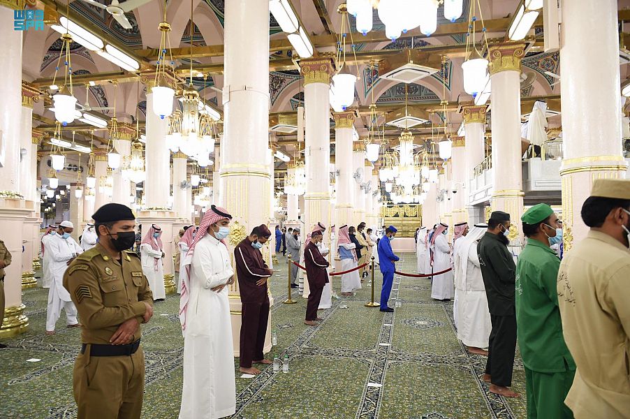 التزام بالبروتوكولات الصحية في جوامع ومساجد السعودية خلال صلاة العيد