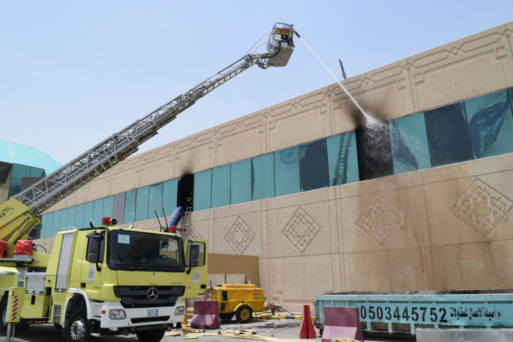 الدفاع المدني يخمد حريقًا بأحد مجمعات الرياض دون إصابات