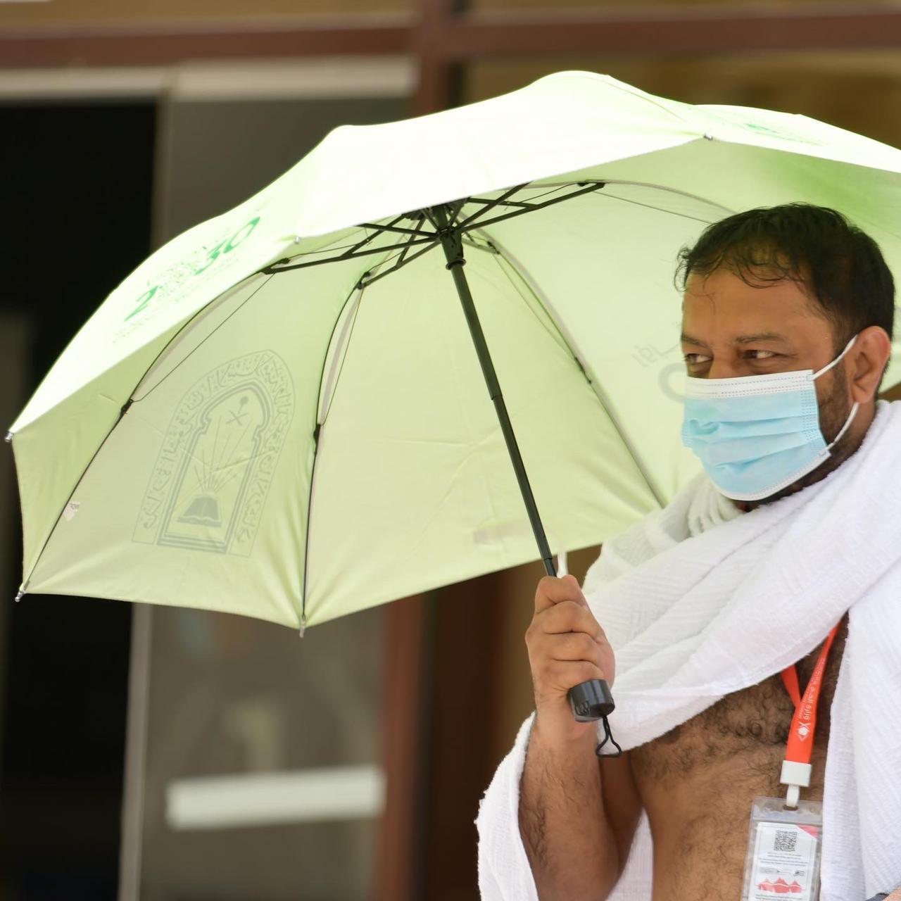 الشؤون الإسلامية توزع 30 ألف مظلة شمسية على ضيوف الرحمن