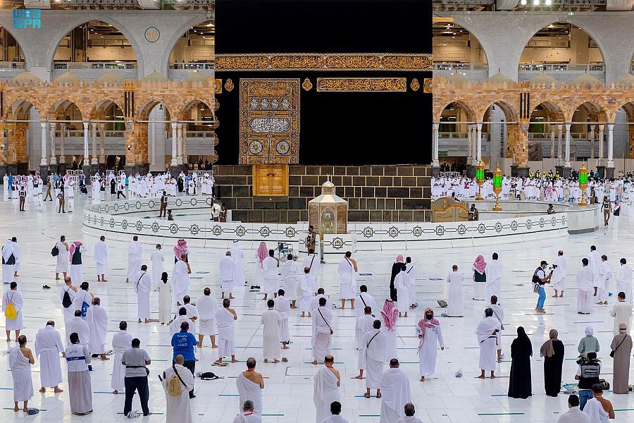 الشؤون التطويرية النسائية بالمسجد الحرام توزع أكثر من 300 سجادة و200 مظلة