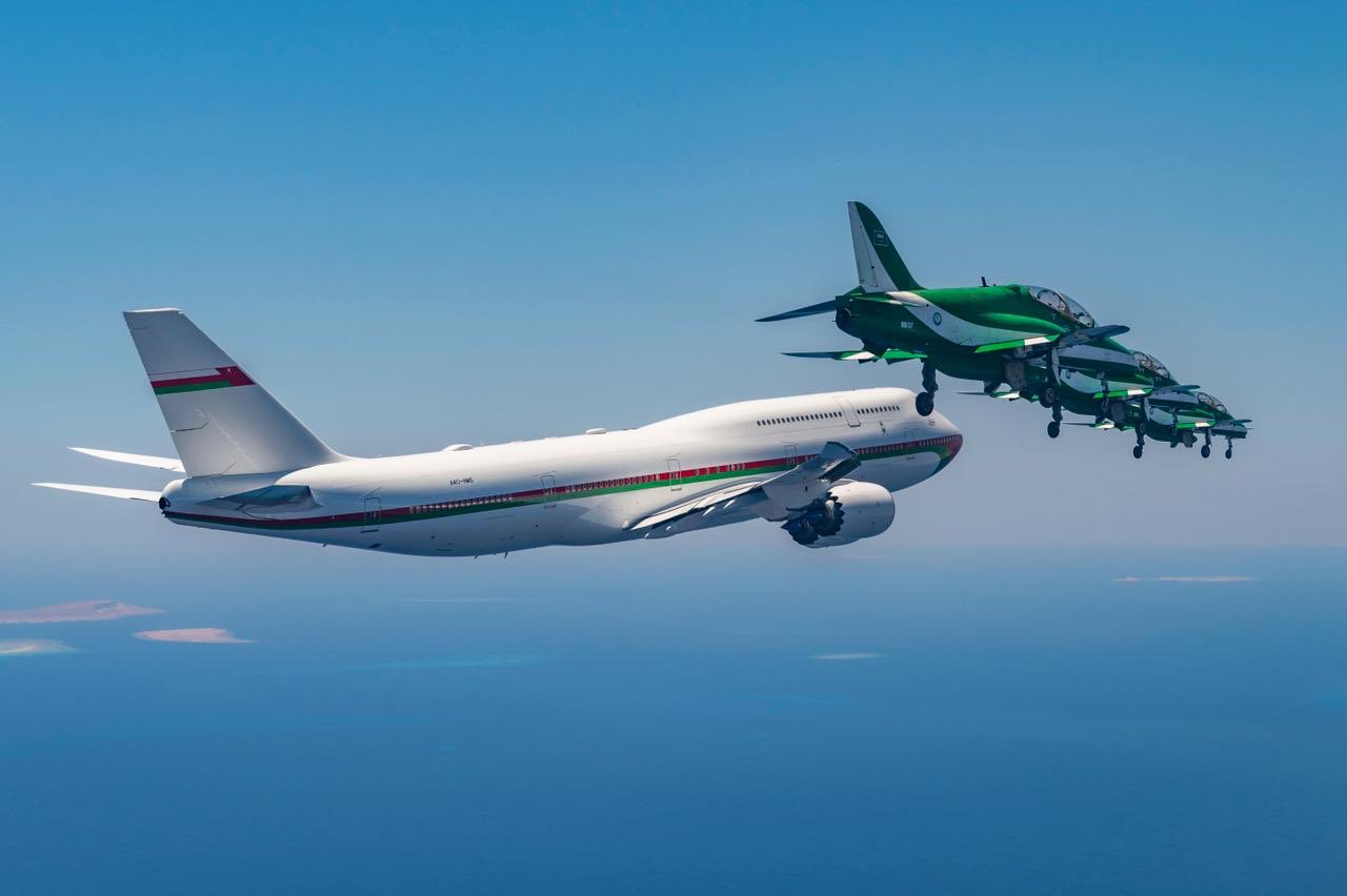 طائرات القوات الجوية الملكية السعودية تشارك في استقبال سلطان عمان