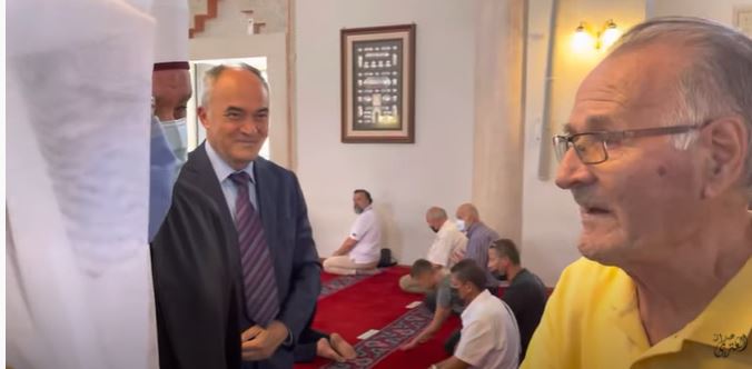 مُسن بوسني يستوقف وزير الشؤون الإسلامية خلال زيارته مسجدًا بسراييفو ويحمله رسالة