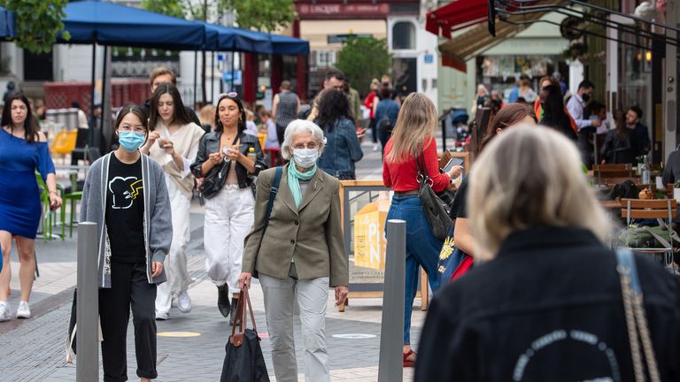 بريطانيا تعلن تسجيل 12 حالة وفاة بمتحور أوميكرون