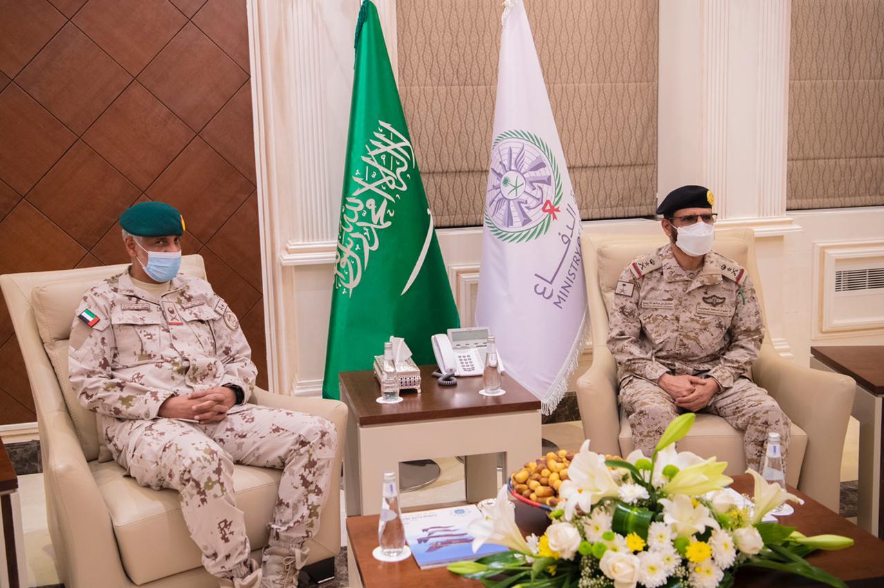 نائب رئيس الأركان يبحث مع قائد العمليات المشتركة الإماراتية سير العمليات العسكرية باليمن