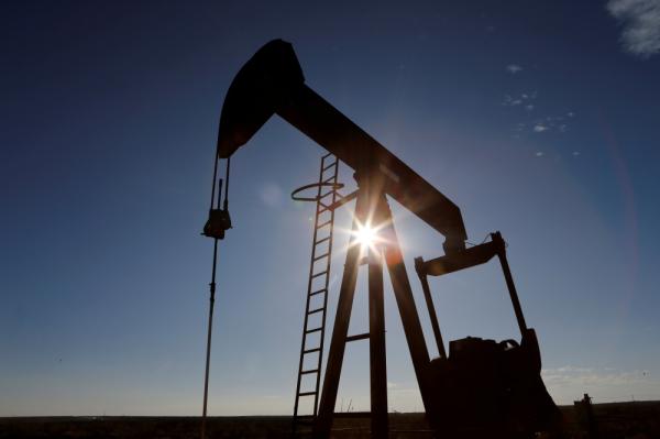 النفط يتجه صوب انخفاض أسبوعي بنحو 4%