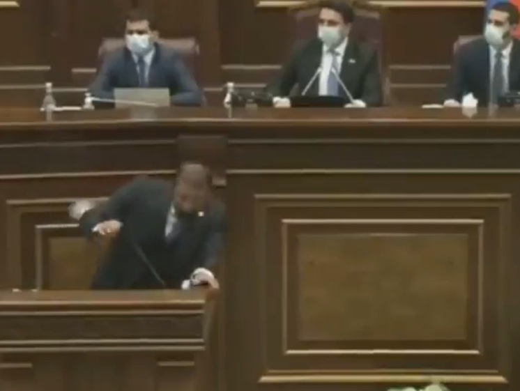 مضاربة وركل وصفع بين نواب الحكومة والمعارضة في برلمان أرمينيا