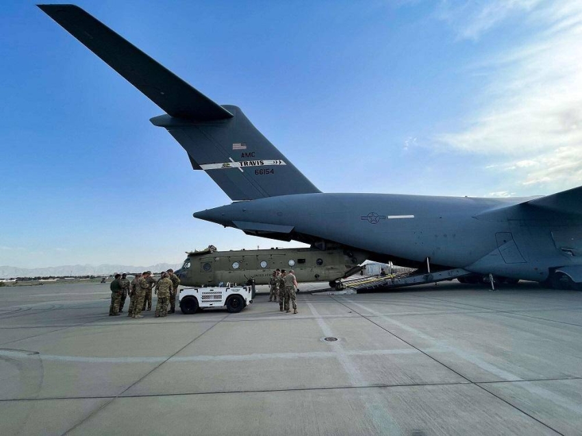 السفير الأمريكي والقائد الميداني للقوات الأمريكية يغادران العاصمة الأفغانية