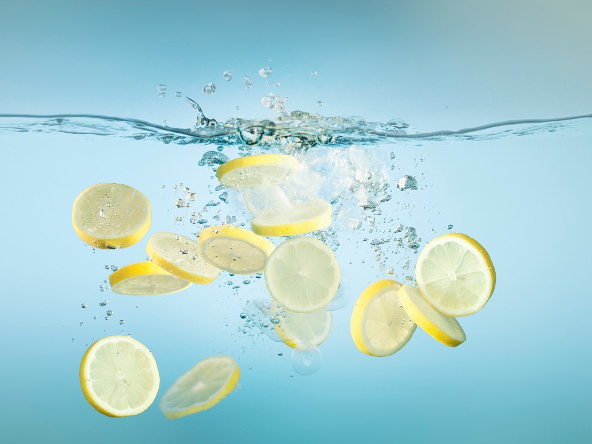 5 فوائد مذهلة لإضافة الليمون إلى الماء