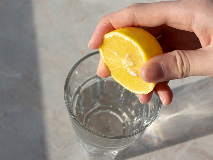 5 فوائد مذهلة لإضافة الليمون إلى الماء