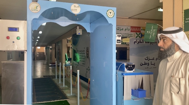 معلم في حفر الباطن يبتكر بوابة تعقيم إلكترونية وجهازاً للتباعد