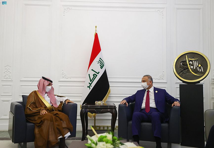 وزير الخارجية يستعرض العلاقات الثنائية وسبل تعزيزها مع رئيس وزراء العراق