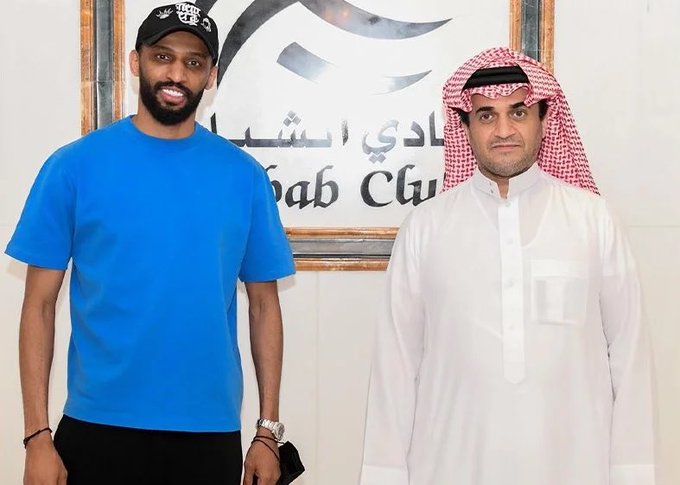 مهند عسيري لاعب الشباب مع خالد البلطان