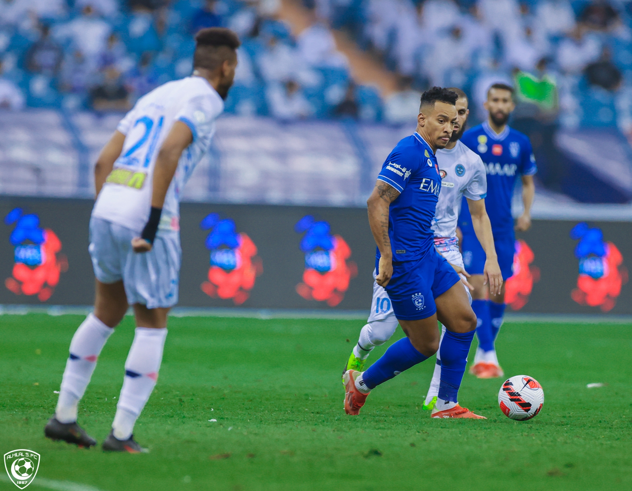 نجم الهلال يتفوق على 3 لاعبين في النصر