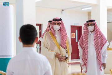 أمير الجوف يزور المدارس ويشارك بتسليم الطلاب المقررات المدرسية