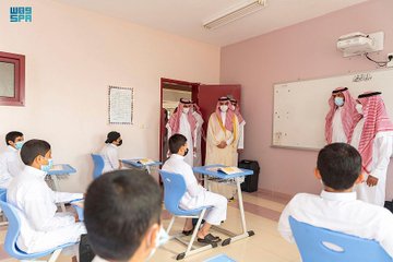 أمير الجوف يزور المدارس ويشارك بتسليم الطلاب المقررات المدرسية - المواطن