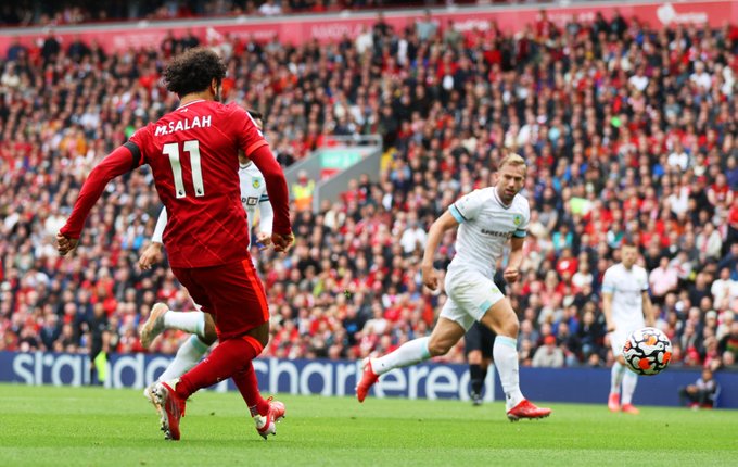 ليفربول يتخطى عقبة بيرنلي ويتصدر الدوري الإنجليزي