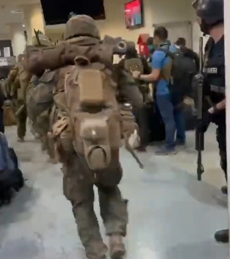 شاهد.. عناصر القوات الأمريكية تنتشر في مطار كابل