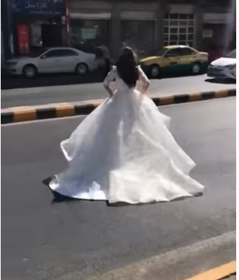 عروس تركض هاربة بفستان الزفاف في شوارع عمّان