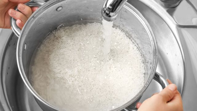 سبب غسل الأرز قبل طبخه