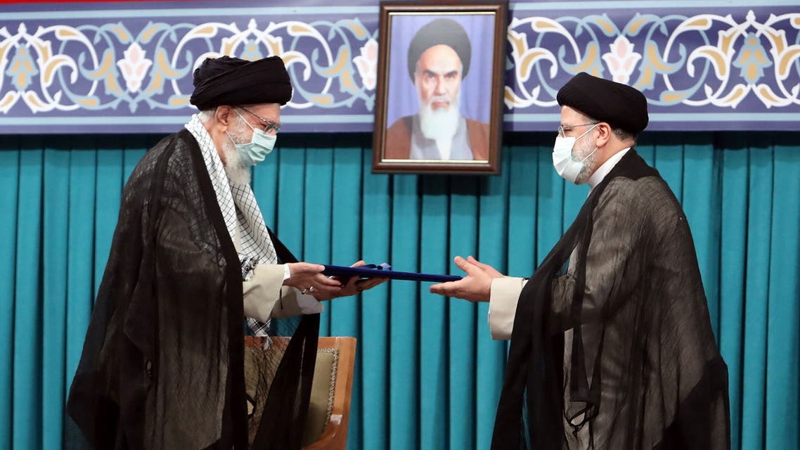 رسميًا.. خامنئي ينصّب إبراهيم رئيسي رئيسًا جديدًا لإيران