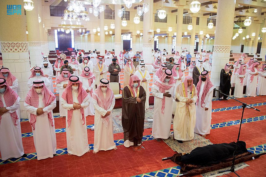 أمير الرياض بالنيابة يؤدي صلاة الميت على الأميرة العنود بنت مشاري