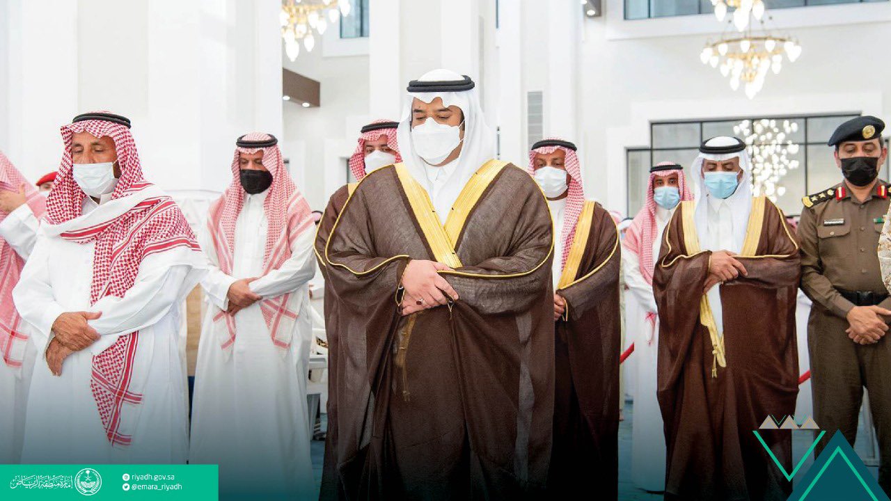 أمير الرياض بالنيابة يؤدي صلاة الميت على شهيد الواجب نايف السهلي
