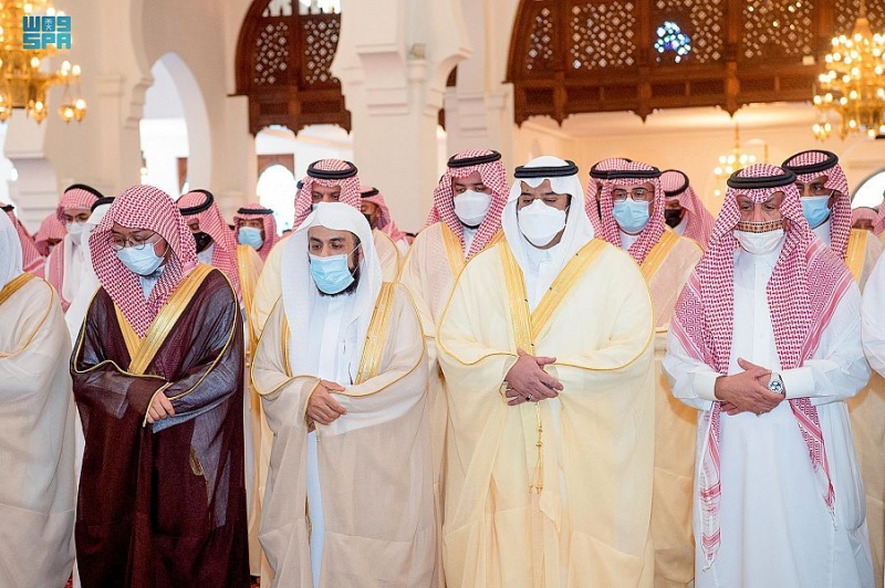 أمير الرياض بالنيابة يتقدم المصلين على عبدالله العذل