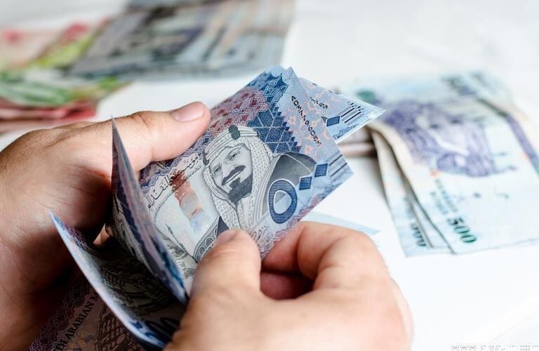 إيداع راتب مايو غدًا ومخاوف من صدمة الأسعار