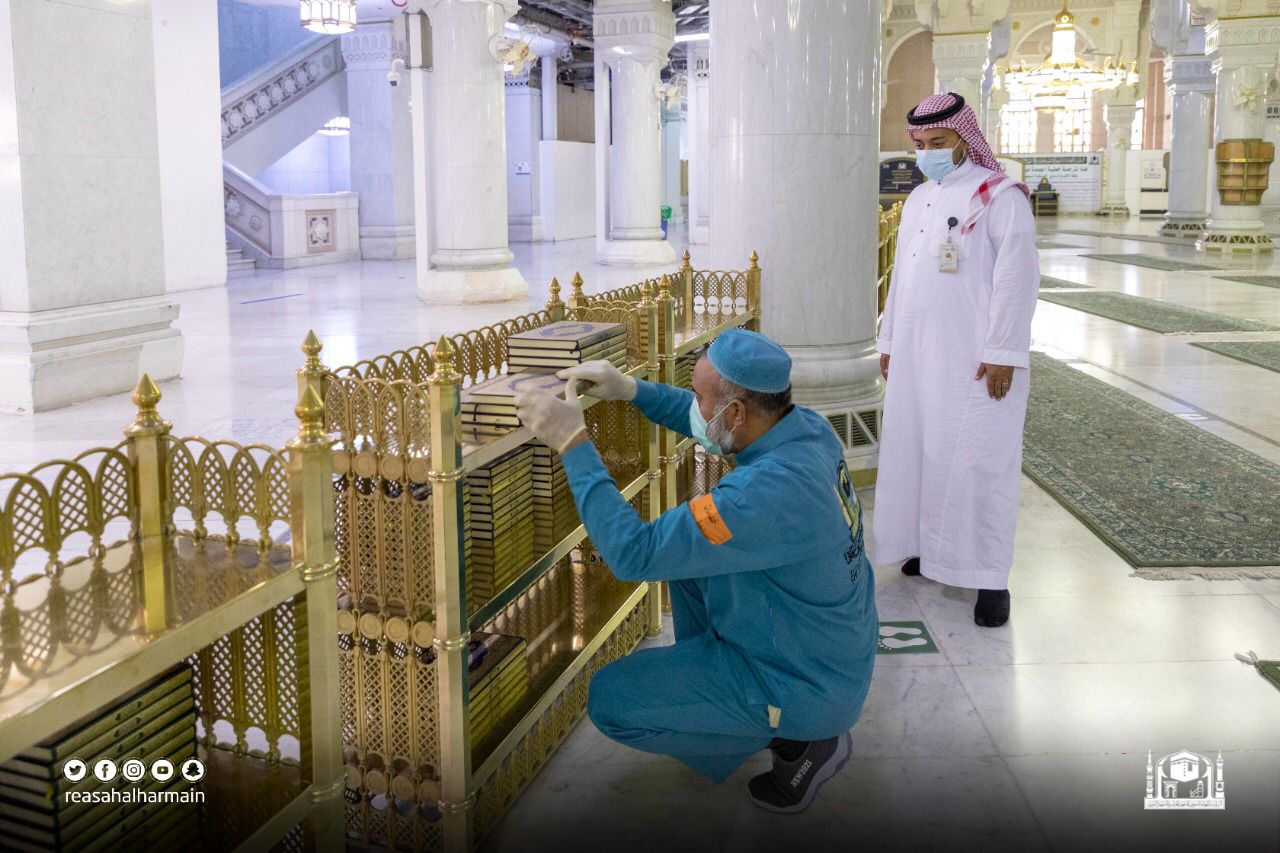 إعادة توزيع المصاحف في المسجد الحرام وفق الإجراءات الاحترازية