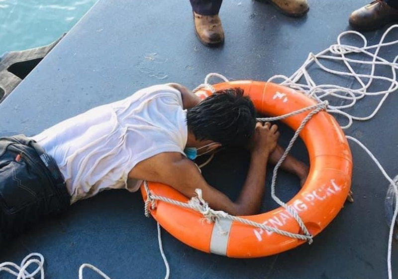 إنقاذ شاب من ماليزيا حاول السباحة إلى السعودية !