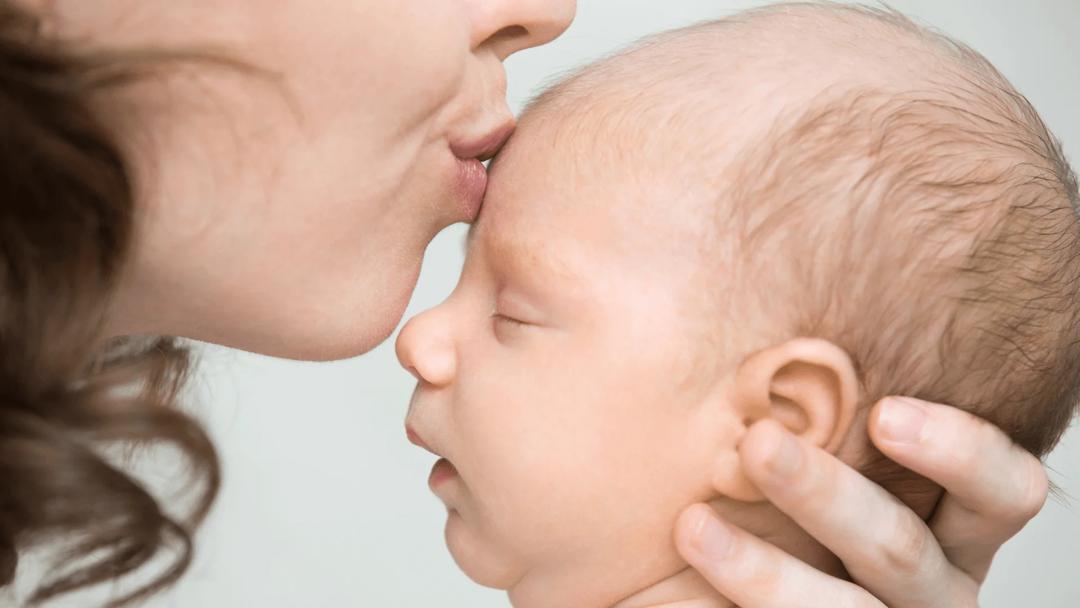 الغذء والداواء: الرضاعة في الساعة الأولى بعد الولادة تقي الطفل