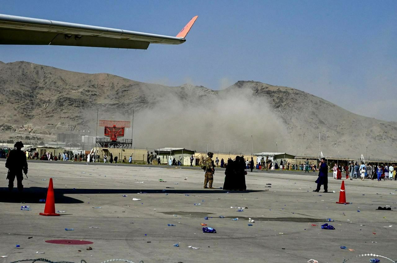 مشاهد أولية من تفجير مطار كابل وسقوط 13 قتيلًا بينهم أمريكيون